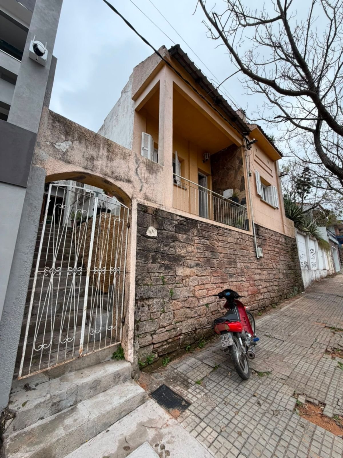 Casa de 3 Dormitorios, en zona residencial centrica.