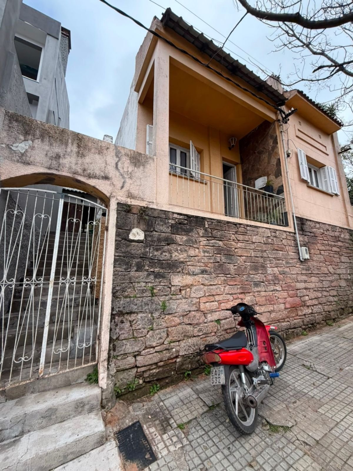 Casa de 3 Dormitorios, en zona residencial centrica.