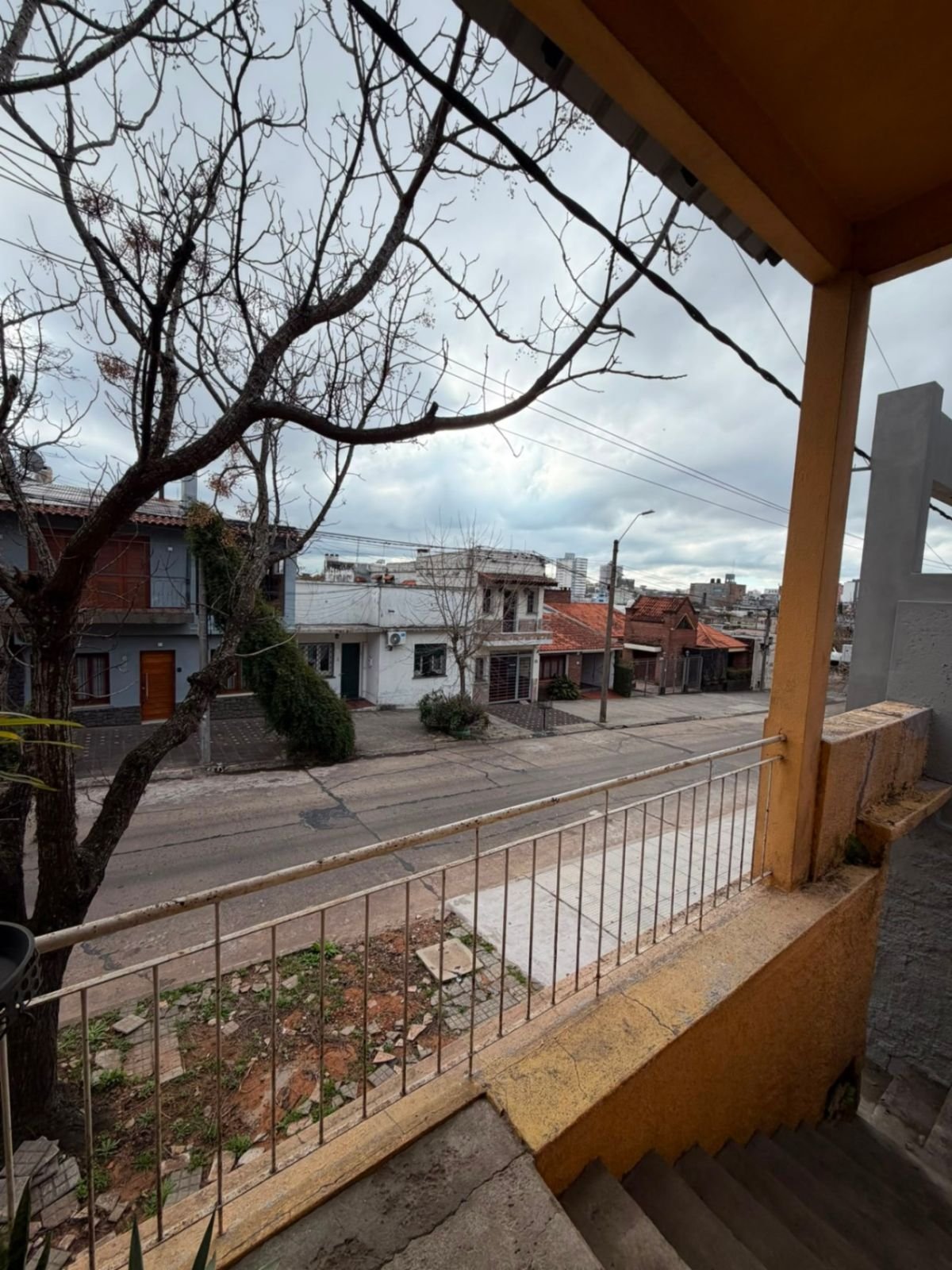 Casa de 3 Dormitorios, en zona residencial centrica.